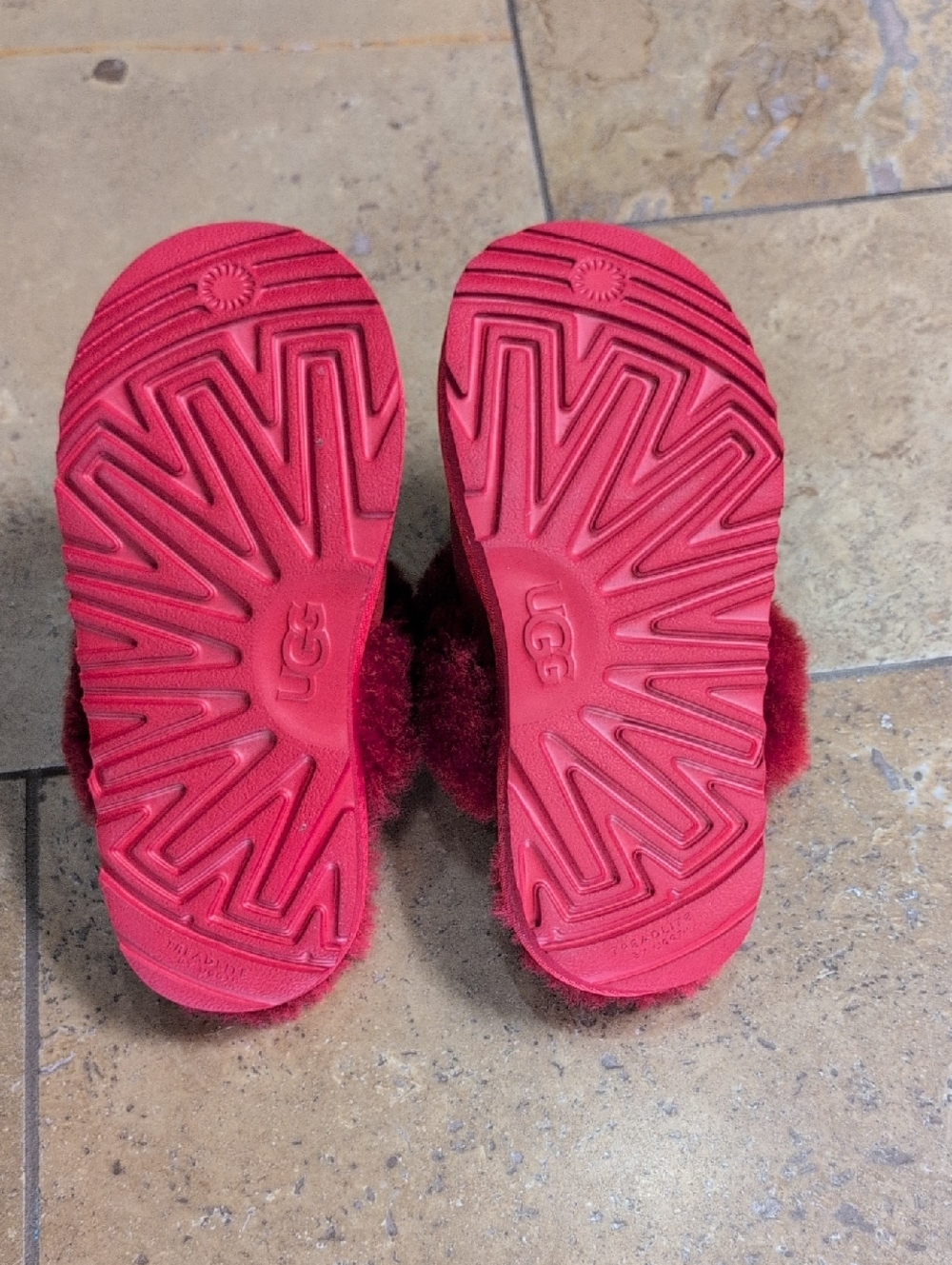 Ugg girl's slippers. Red. Size US 1. - Picture 5 of 6